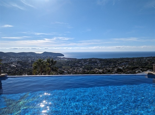 Villa for sale in Moraira (Benimeit) Costa Blanca.A beautifully and spacious villa with pa
