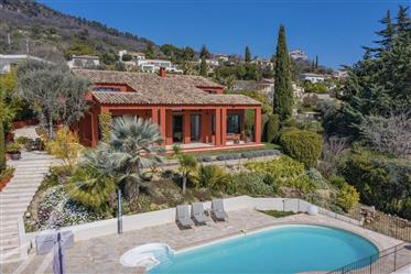 Belle et moderne villa avec vue panoramique sur la Côte d’Azur