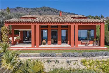 Belle et moderne villa avec vue panoramique sur la Côte d’Azur
