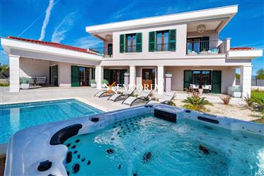 Nova i luksuzna vila u mediteranskom stilu s bazenom u Zatonu