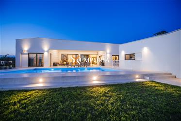 Moderna nova kuća s prostranom okućnicom i bazenom kod Zadra, Hrvatska