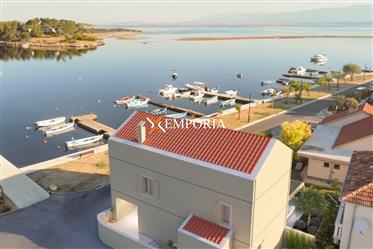 Belle villa nouvellement construite avec piscine - 1ère rangée à la mer - Nin