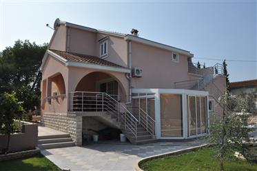 Maison avec deux unités résidentielles et une vue sur la mer, Kukljica