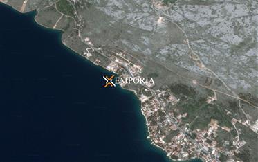 Terre urbanisée à la mer à Starigrad, région de Zadar