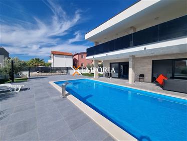 Villa neuve avec piscine, 5 chambres, à 120m de la mer, Vir