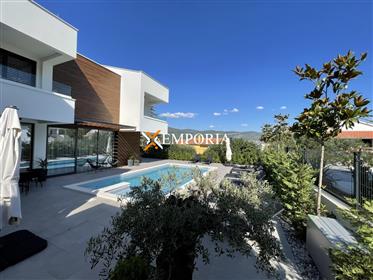 Moderna luksuzna vila s bazenom i pogledom na more, Pridraga
