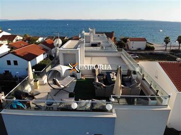 Apartman s krovnom terasom i pogledom na more, 90 m od mora, Vir