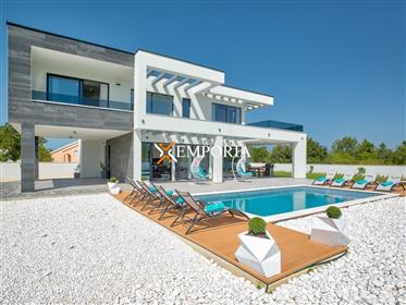 Villa moderne de luxe avec piscine, nouveau bâtiment – Zaton