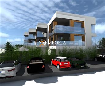 Appartement duplex moderne avec une terrasse sur le toit à 30 m de la mer, Privlaka