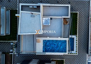 Luksuzni penthouse, 75 m od mora, jacuzzi i bazen, Kožino