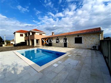 Maison de style méditerranéen avec piscine, meublée, Privlaka