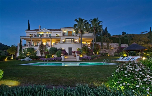 Esta propiedad se encuentra en el prestigioso Marbella Club Golf Resort, un campo de golf 