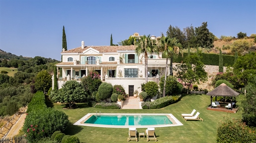 Esta propiedad se encuentra en el prestigioso Marbella Club Golf Resort, un campo de golf 
