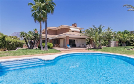 Villas à vendre à Benidorm, Costa Blanca Magnifique maison avec un grand terrain située da