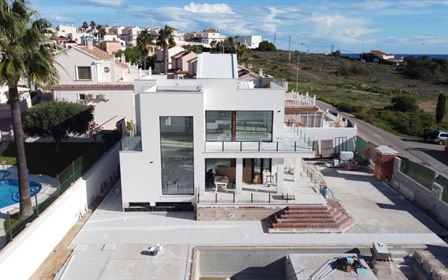Villa for sale in Torrevieja, Costa Blanca The total area of the plot is more than 1000m².