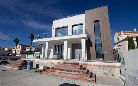 Villa for sale in Torrevieja, Costa Blanca The total area of the plot is more than 1000m².