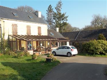 Beautiful farmhouse of 3 bedrooms, plus cottage to renovate, outbuildings, on 800m2 of garden!
