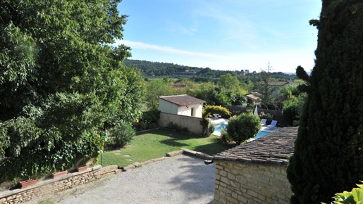 Luberon, maison de village avec jardin et piscine