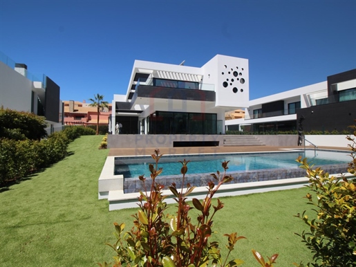 Modern 4 bedroom villa for sale in Vilamoura