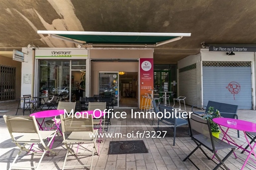 Locale commerciale : 64 m²