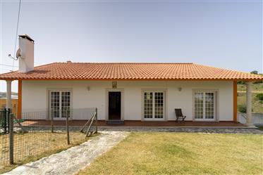 Cosy 3 bedroom House & Auto Garage overlooking the hills of Sobral de Monte Agraço, 38kms from Lisbo