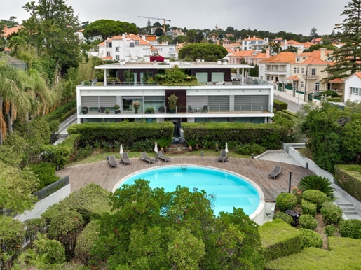 Penthouse duplex T3 + 1 in one of the most exclusive condominiums in Estoril.