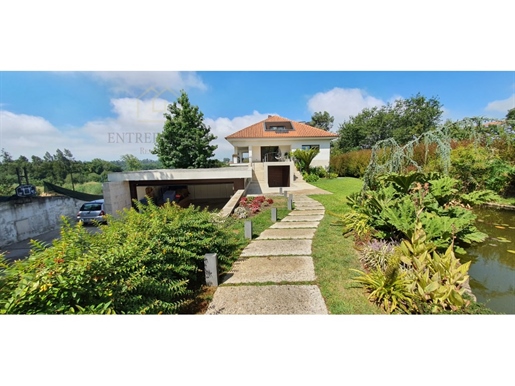 Moradia T4, de luxo com piscina, jardins e pomar perto do Castelo de Santa Maria da Feira