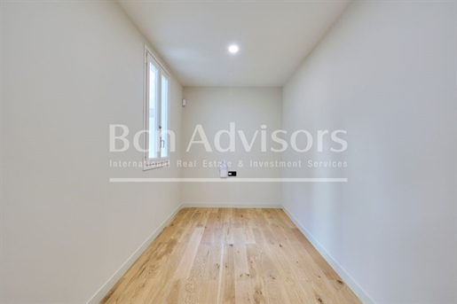 Amazing brand new refurbished penthouse with terrace in the centre of Barcelona. This fant