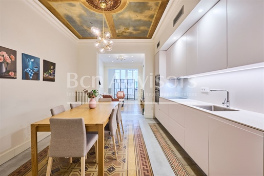 Beautiful and quiet refurbished apartment in a regal estate building in Gracia. This beaut