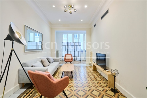 Beautiful and quiet refurbished apartment in a regal estate building in Gracia. This beaut