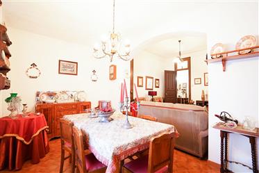 4 bedroom villa with terrace, barbecue, storage, backyard and garage in the historic center of Lou
