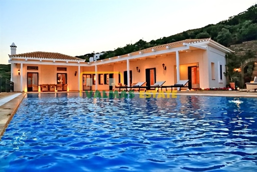 (For Sale) Residential Villa || Cyclades/Andros Chora - 267 Sq.m, 7 Bedrooms, 1.500.000€