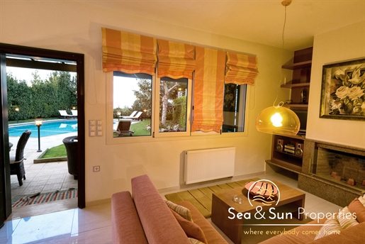 A luxury Villa with amazing sea views in Roussospiti