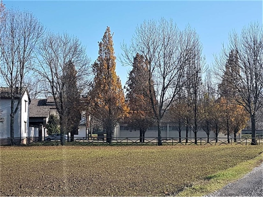 Period farmhouse with rectangular courtyard town center