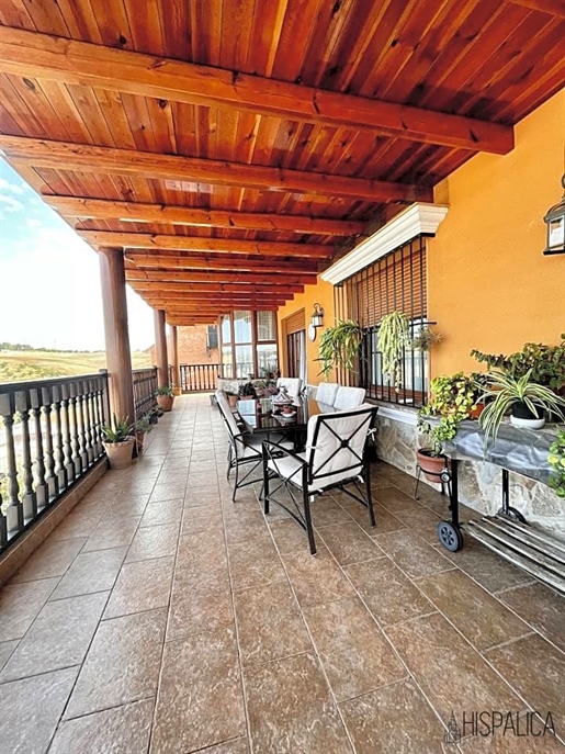 Gran casa con las mejores vistas de Villanueva del Río y Minas. Desde su terraza se ve la 
