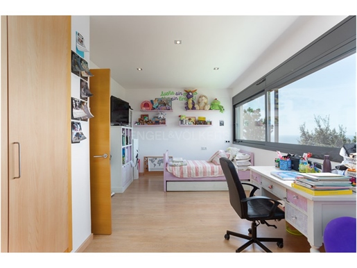 Casa moderna con vistas panorámicas al mar