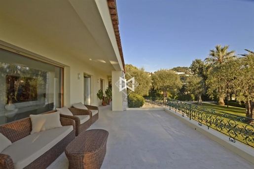 Villa located on a garden planted with olive trees, palm trees and citrus fruit trees of approx. 1 5