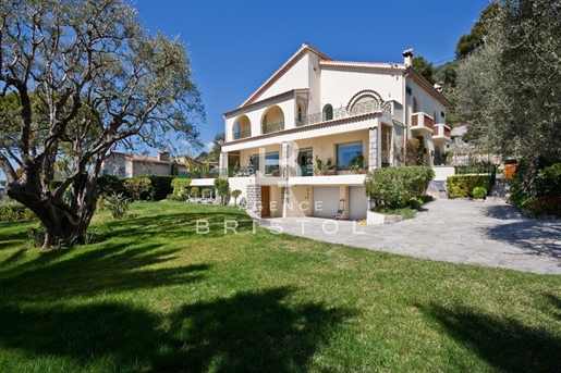 Luxury property with a wonderful garden and amazing sea view very quiet
