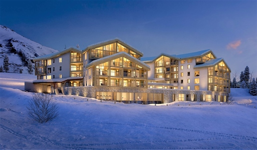 Ski in and out luxury 3 bedroom duplex penthouse apartment seconds from the Bergers ski lifts (A)