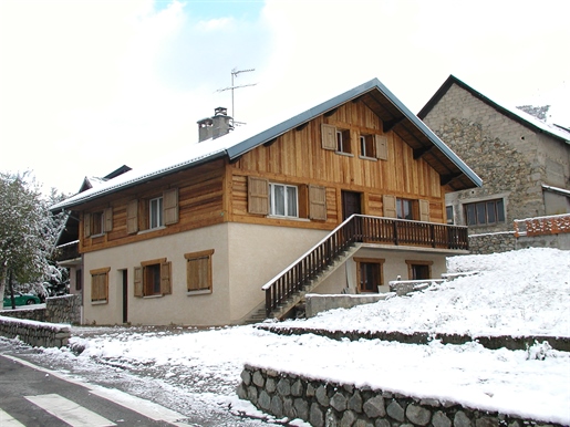 7 bedroom chalet in the centre of Les Deux Alpes just 150m f...