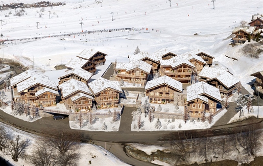 Chalet de ski de 6 chambres sur plan orienté ouest de 305m2 à seulement 80m des pistes de l’Alpe d’
