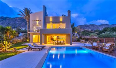 Crète Lassiti .  Une villa de luxe de 305 m2 avec une plage rocheuse privée et une piscine privée e