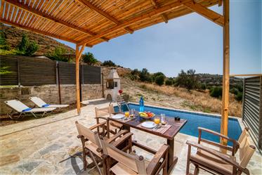 Kreta Södra Heraklion . Till salu traditionell villa på 112 kvm med privat pool 