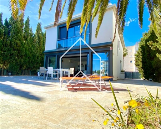 Beautiful house located at the foot of the canal in Empuriabrava!