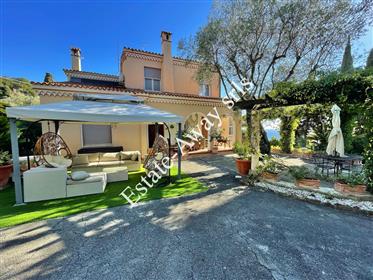 Villa with swimming pool and sea view for sale in Bordighera.