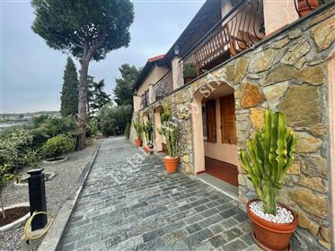 Villa con giardino e vista mare in vendita a Bordighera.