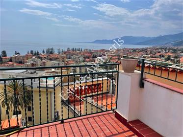 Apartment for sale in the historical centre of Bordighera with terrace and sea view.