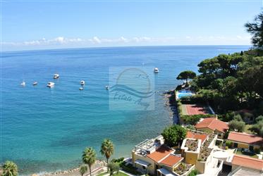 For sale in Bordighera, beachfront, detached house