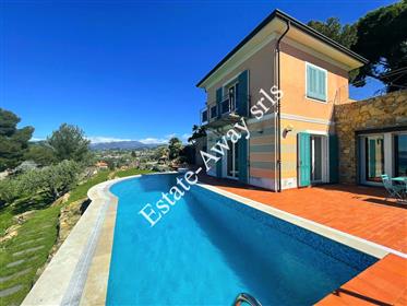 Villa con vista panoramica e piscina in vendita a Bordighera.
