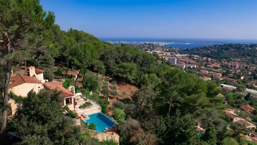 Nära Cannes, 14 minuter från Croisetten, magnifik fastighet med panoramautsikt över havet 